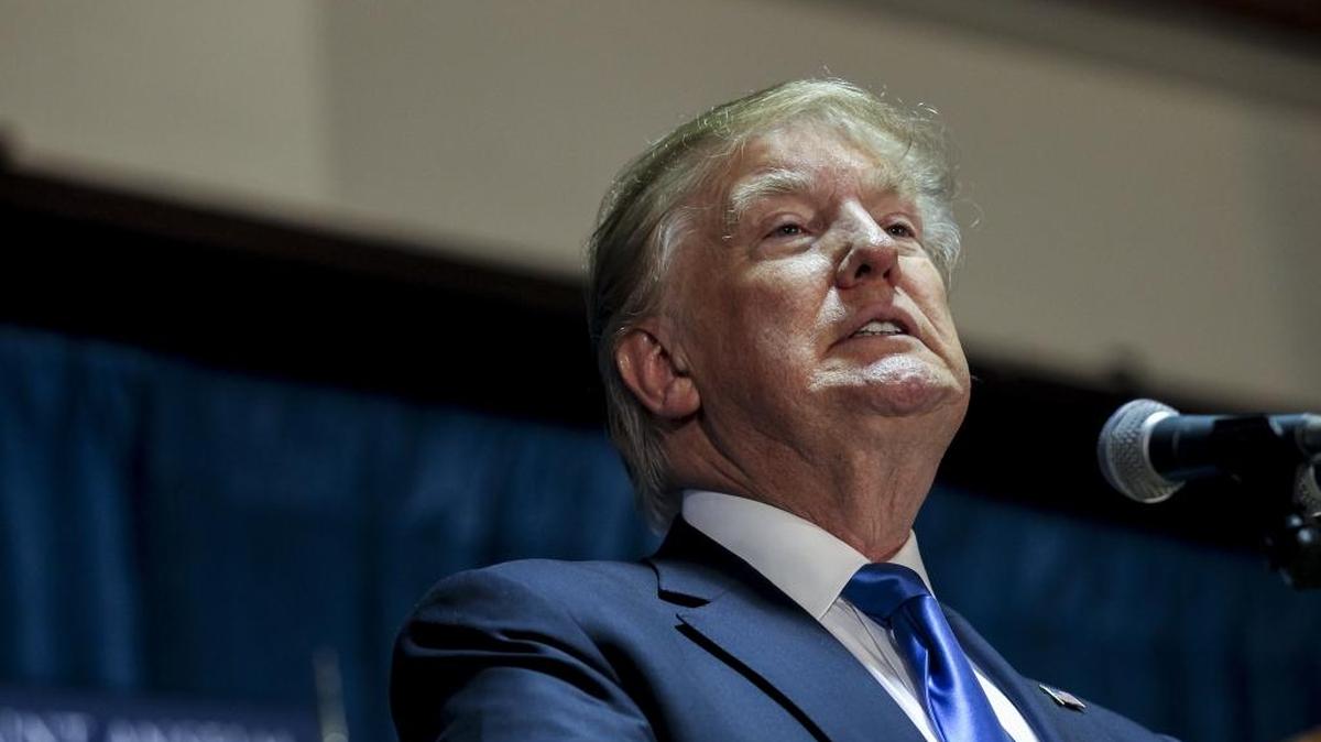 Republican presidential candidate Donald Trump attends Politics and Eggs in Manchester, N.H., Wednesday, Nov. 11, 2015. The event was hosted by New England Council and NH Institute of Politics.