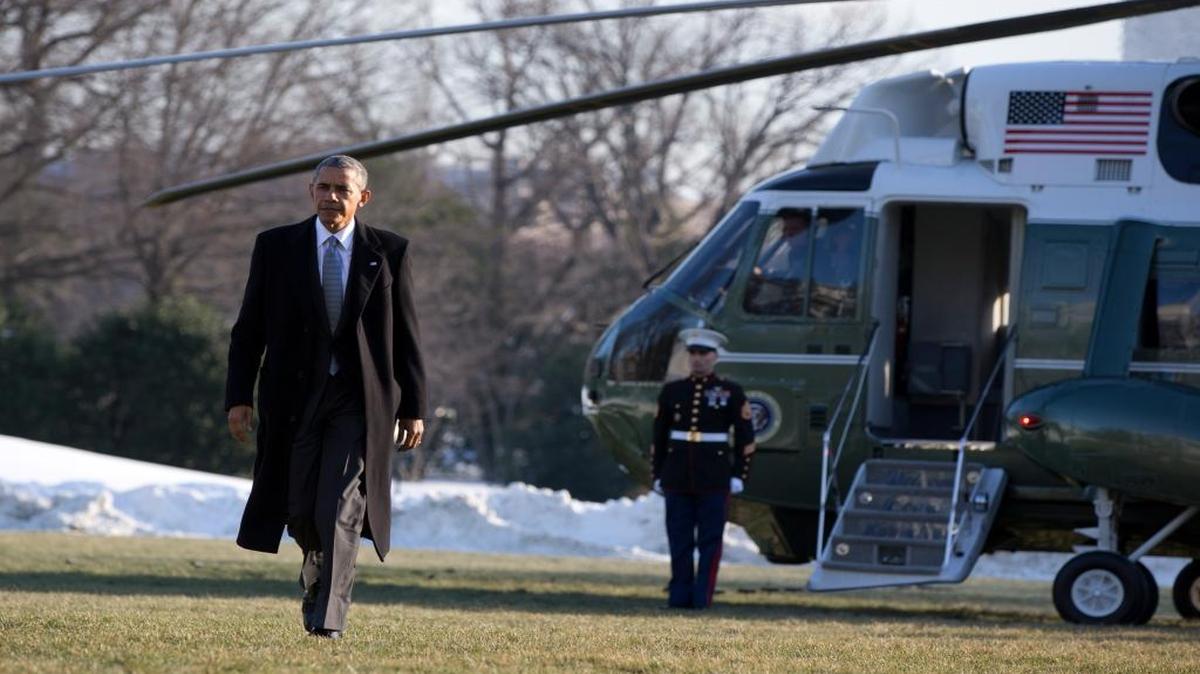President Barack Obama walks from Marine One as he arrives on the South Lawn of the White House in Washington, Monday, Jan. 25, 2016, after a trip to Walter Reed National Military Medical Center in Bethesda, Md., to visit with wounded service members.