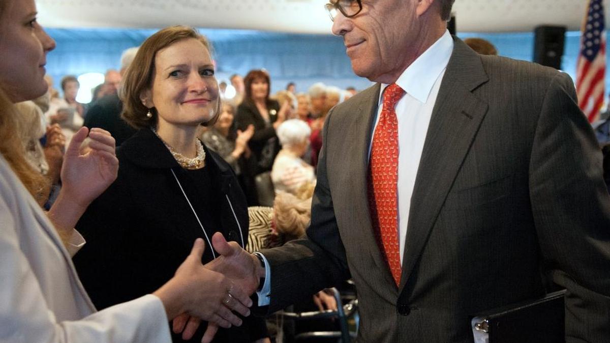 
Republican presidential candidate, former Texas Gov. Rick Perry is greeted by audience members after speaking at the Eagle Council XLIV, sponsored by the Eagle Forum in St. Louis Friday, Sept. 11, 2015. 
