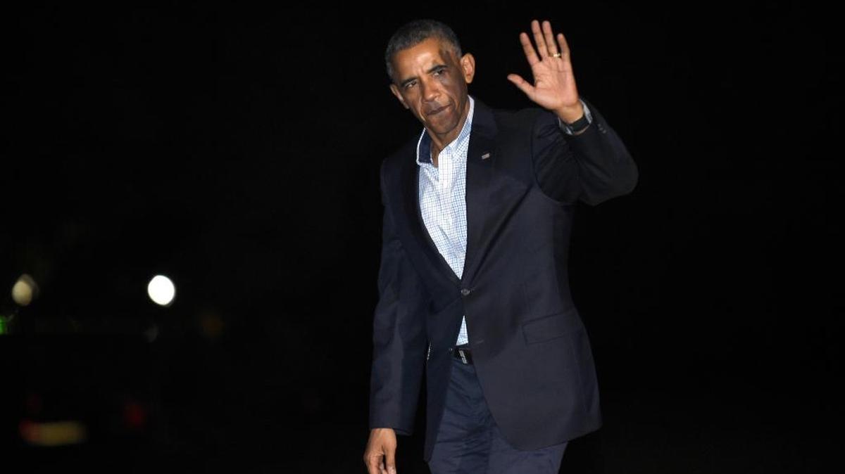 
President Barack Obama waves as he walks off of Marine One on the South Lawn of the White House in Washington, Monday, Oct. 12, 2015.
