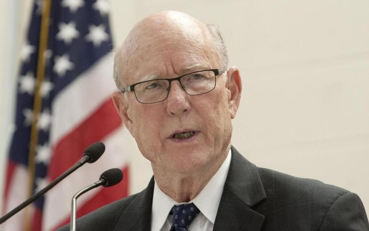 Sen. Pat Roberts has agreed to advise the Donald Trump campaign on agriculture issues.