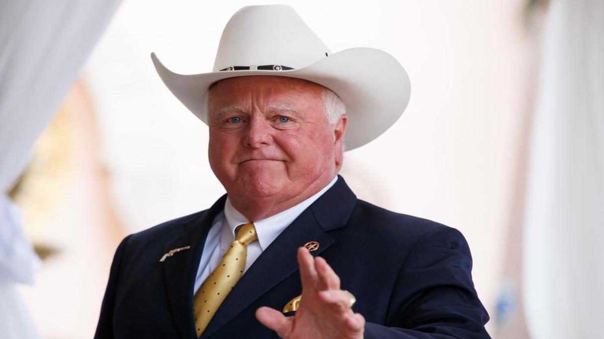 Texas agriculture commissioner Sid Miller waves as he arrives at Mar-a-Lago to meet with President-elect Donald Trump's transition team, Friday, Dec. 30, 2016, in Palm Beach, Fla.
