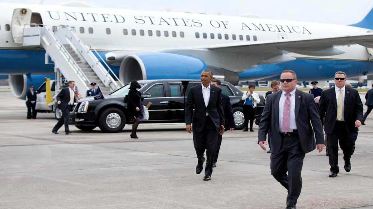 President Barack Obama walks across the tarmac to greet people before boarding Air Force One at Baton Rouge Metropolitan Airport on Thursday, Jan. 14, 2016, after participating in a town hall at McKinley Senior High School.