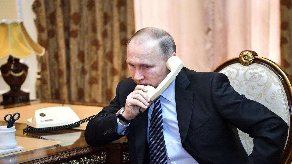 Russian President Vladimir Putin talks to Turkmens President Gurbanguly Berdimuhamedov by phone during a breakfast with Tajik President Emomali Rakhmon in Dushanbe, Tajikistan, Feb. 28, 2017.