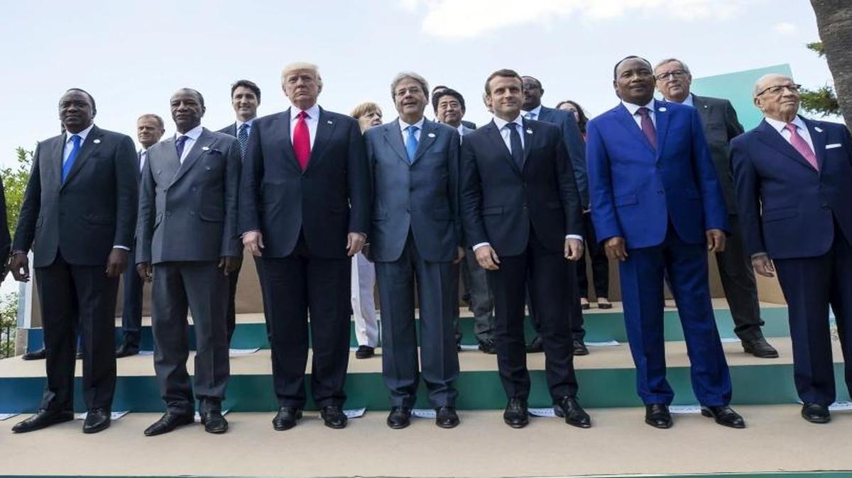 U.S. President Donald Trump, Italian Premier Paolo Gentiloni, French President Emmanuel Macron, and other G-7 leaders, posed with Niger's President Mahamadou Issoufou and Tunisian President Beji Caid Essebsi, leaders of so-called outreach partners during last week’s G-7 summit in Taormina, Italy.