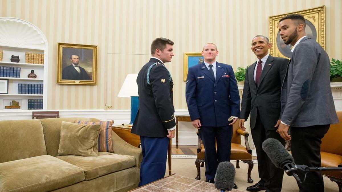 
President Barack Obama meets with (from left) Oregon National Guardsman Alek Skarlatos, Air Force Airman 1st Class Spencer Stone and Anthony Sadler in the Oval Office of the White House in Washington, on Thursday, Sept. 17, 2015, to honor them for heroically subduing a gunman on a passenger train in Paris last month.
