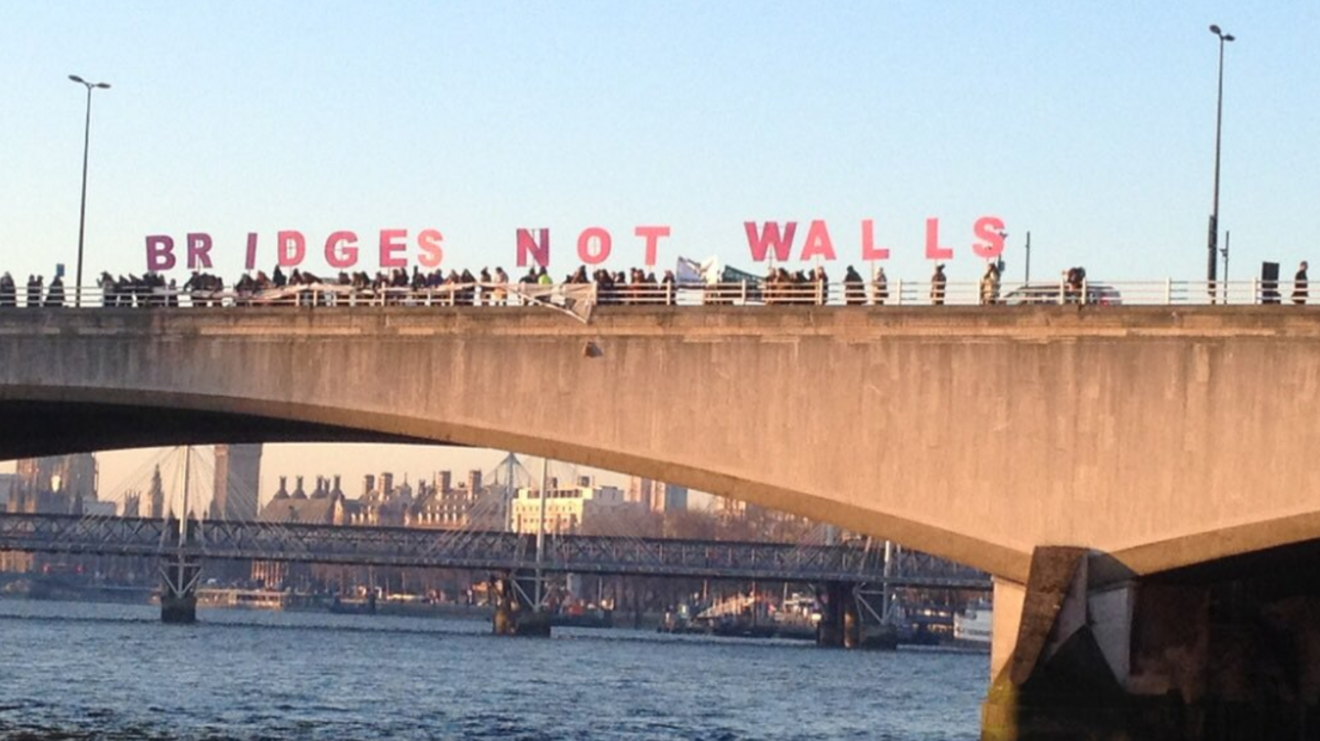 A Twitter user posted a photo of demonstrators with the message “bridges not walls” on Waterloo Bridge in London, England.