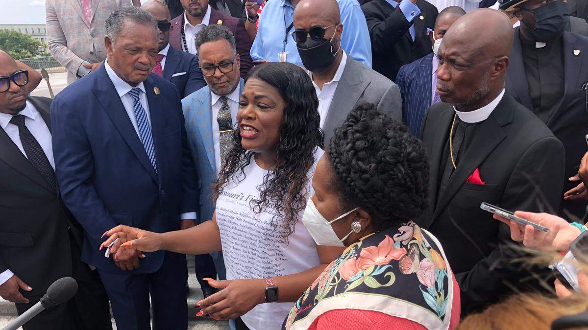 Following Cori Bush’s protest, Biden reinstates evicton moratorium